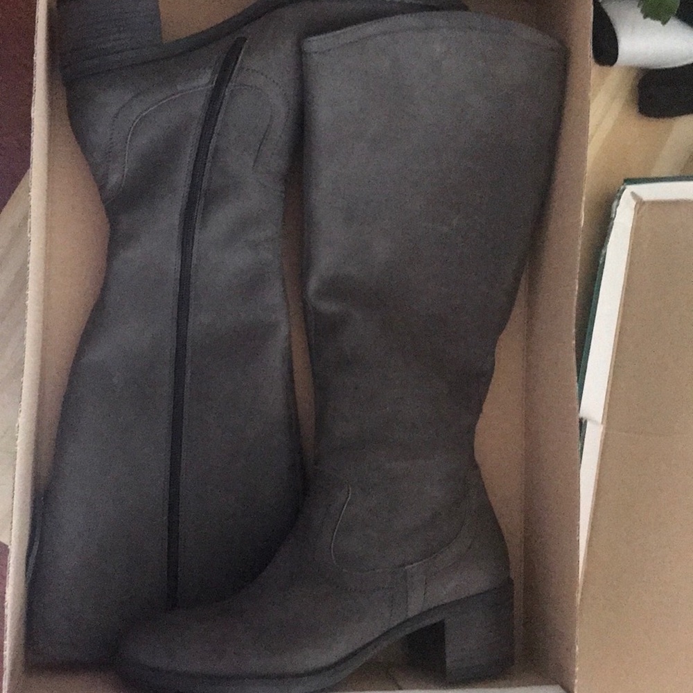 Pail green grey boots